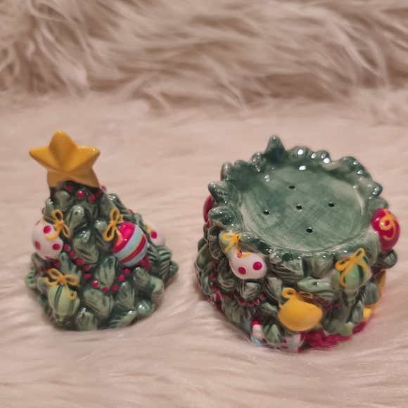 Vintage Design Christmas Tree Salt & Pepper Shaker Stack - Picture 3 of 7